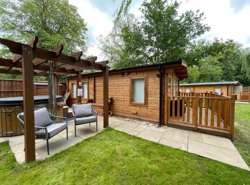 Lakeside Lodge 1, with Log burning Hot Tub