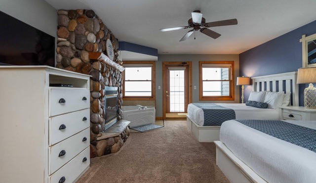 Lakeside Lodge 2 Queen w/Jacuzzi on Gull Lake- Fireplace-Balcony - Pet Friendly!