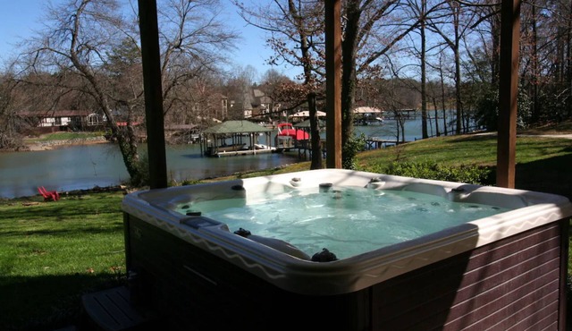 Lakeside Lodge by AvantStay | Hot Tub + Dock