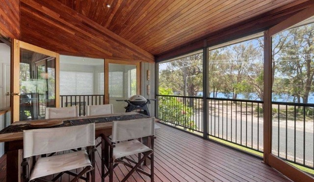 Lakeside Lodge - Fabulous Waterfront Holiday