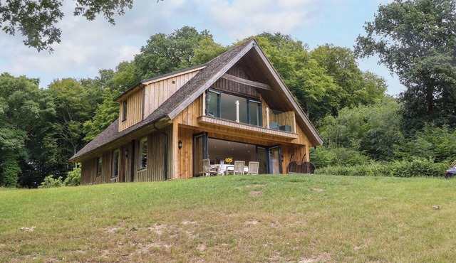 LAKESIDE LODGE, family friendly, with a garden in Burwash