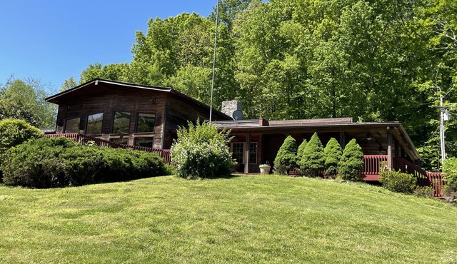 Lakeside Lodge in Nature Retreat