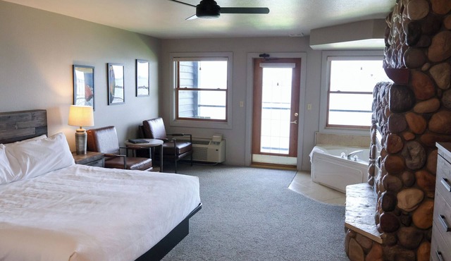 Lakeside Lodge King Room w/Jacuzzi Tub & Views of Gull Lake - Pet Friendly!