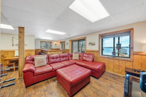 Lakeside Lodge - Lakefront home with private dock & hot tub