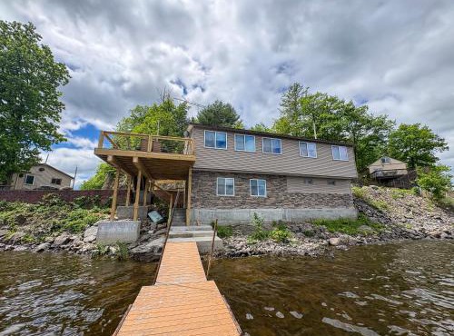 Lakeside Lodge- Newly Renovated Cabin on Black Lake