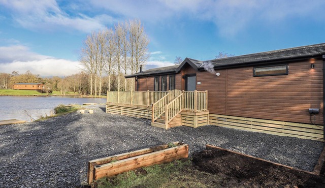 LAKESIDE LODGE, pet friendly, character holiday cottage in Garstang