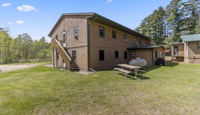 Lakeside Lodge, Sleeps 39! Sandy Beach, Volleyball Court, Game Room!