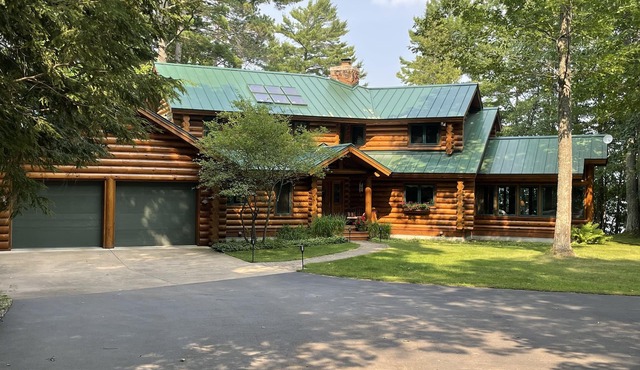 Lakeside Lodge Vacation Rental. See discounts below for less than 12 people.