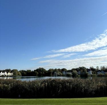 Lakeside Lodge w Paddleboard Near Cirencester