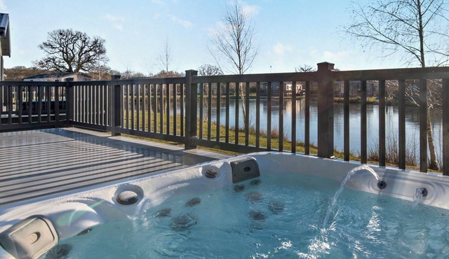 Lakeside Lodge with hot tub