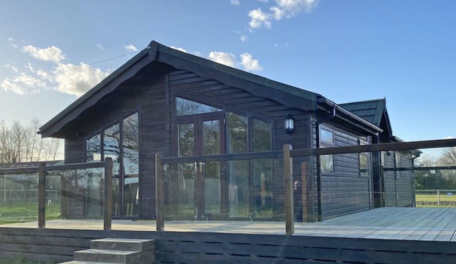 Lakeside Lodge with Beautiful Views