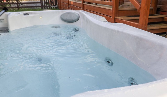 LAKESIDE LODGE WITH HOT TUB, with hot tub in Stonham Aspal