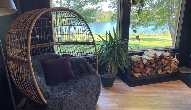 Lakeside Lodge with hot tub, wood stove and kayaks!