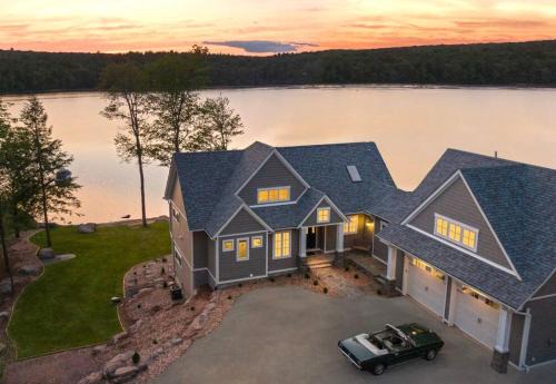 Lakeside Lodge with Studio Apartment