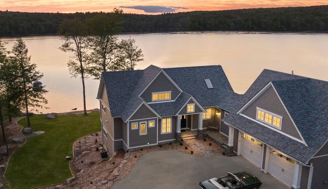 Lakeside Lodge with Studio Apartment