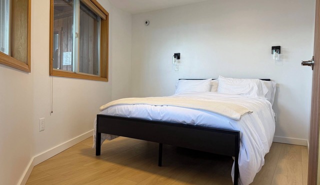 Lakeside Lodging steps from the Water at Clipper Marina in Priest Lake Idaho