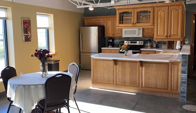 Lakeside Lodging @ The PlazanCozy 2 Bed- 2 Bath Nestled near the Lake Region