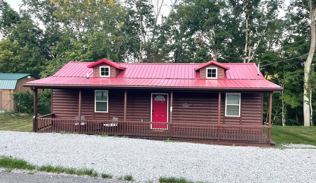 Lakeside Loft-Brand new cabin, water view, close to ramp and large boat parking!