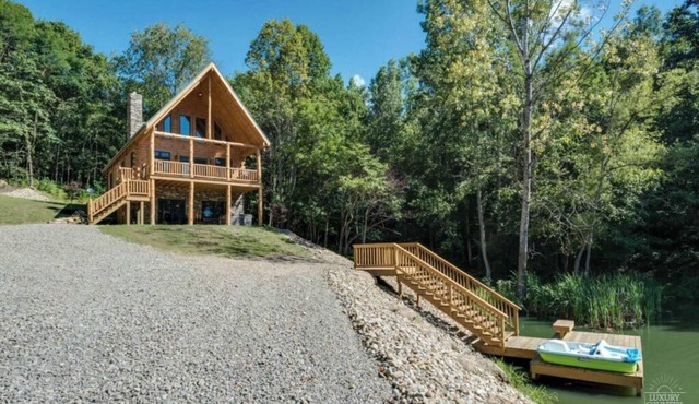 Lakeside Log Cabin | Hot Tub Arcade Views