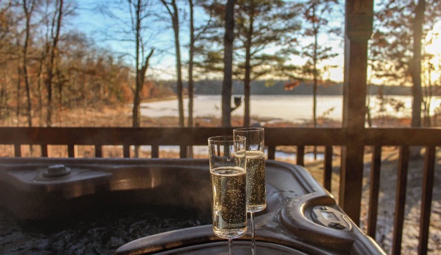Lakeside Log Cabin + Hot Tub