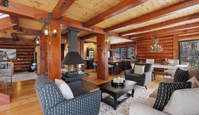 Lakeside log haven 4BDR SPA