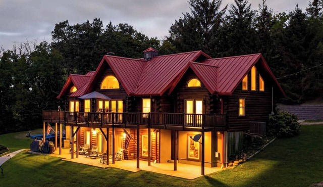 Lakeside Log Home, Private Dock, Kayaks, Near Ark!