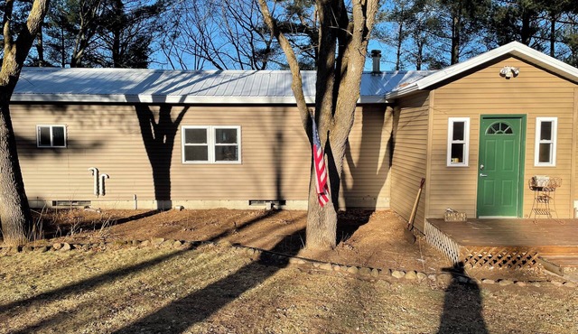 LAKESIDE LOOKOUT: Experience stunning views, Endless Shorline, Family Retreat.