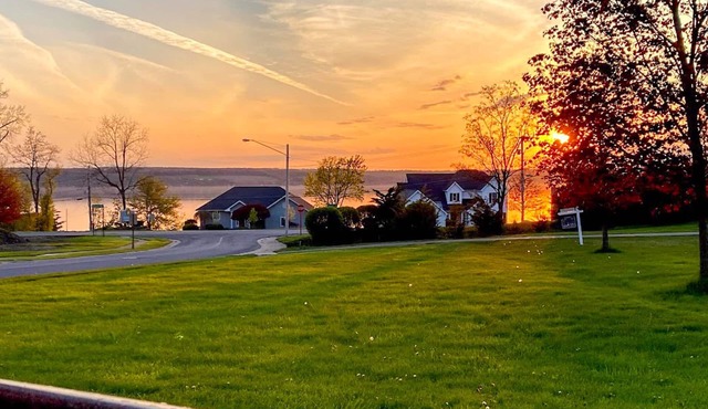 Lakeside Lookout: Gorgeous Seneca Lake Views Right Off Wine Trail!