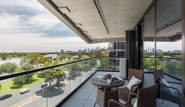 Lakeside Lookout Modern Living with Majestic Views