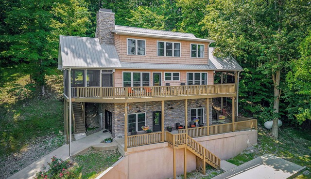 Lakeside Lookout on Center Hill Lake - 4 bedroom lakeside home
