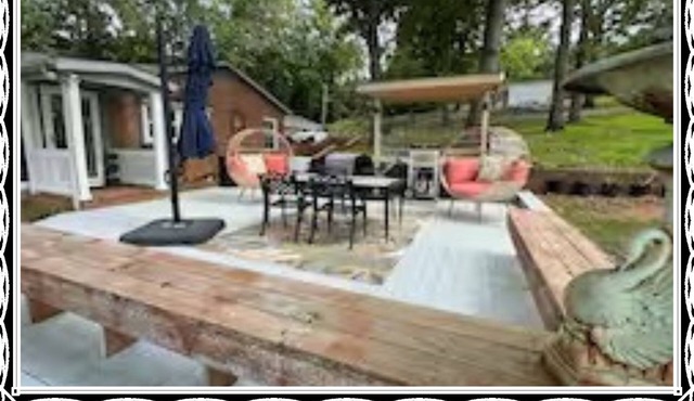 Lakeside Luxe- 3 bedroom/3 bathroom- fully renovated