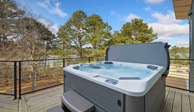 Lakeside Luxe-Lake Access-Hot Tub-Amazing Patio