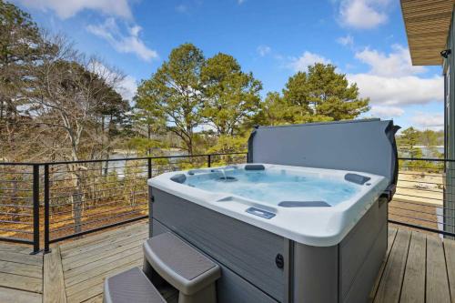 Lakeside Luxe-Lake Access-Hot Tub-Amazing Patio