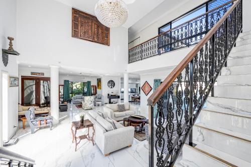 Lakeside Luxe Modern 5BR Retreat close to HOSPITAL