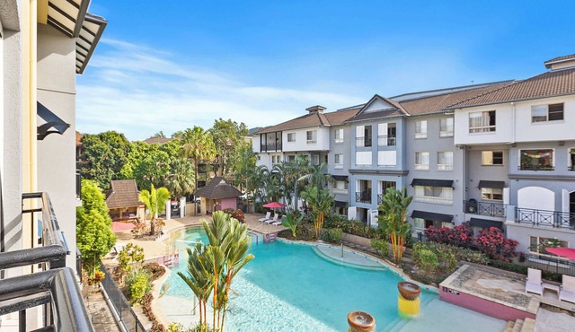 Lakeside Luxe Retreat - Pool View, BBQ,Spa Bath