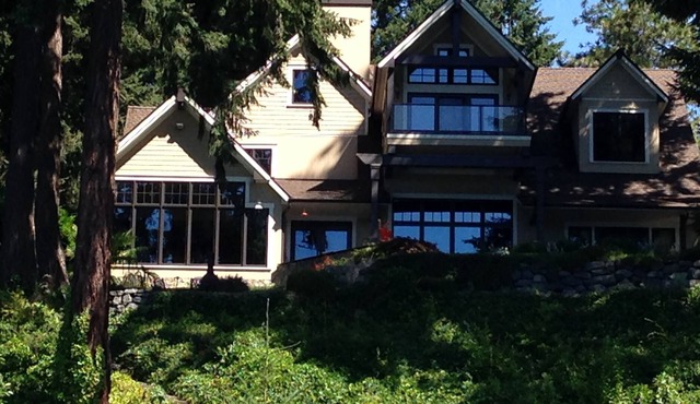 Lakeside Luxury - Chic Apartment in Lakefront Home