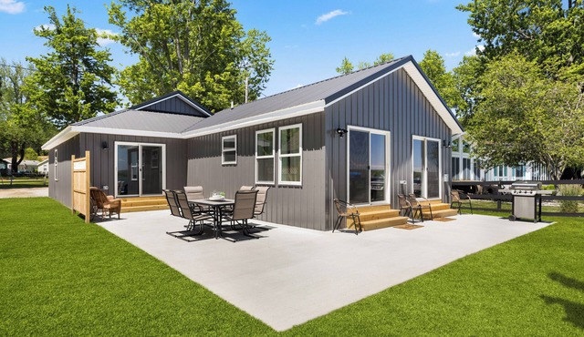 Lakeside Luxury Cottage - Boat Rentals/Dock/Lakefront
