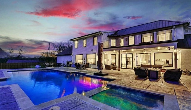 Lakeside Luxury: Epic Views, Chef’s Kitchen