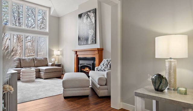 Lakeside Luxury for Every Kind of Guest - - 5-Bedroom Escape for Making Memories