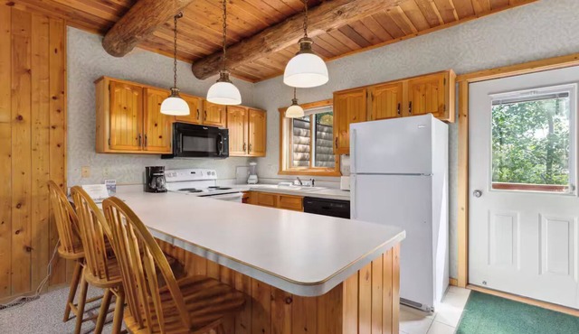 Lakeside Luxury & Golf Bliss: 2BR Condo at Breezy Point Resort!