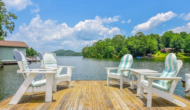 Lakeside Luxury: Home with Panoramic Views and