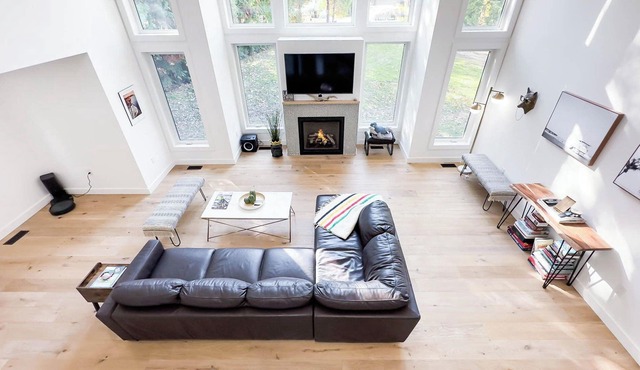 Lakeside Luxury: King Bed, Gas Fireplace