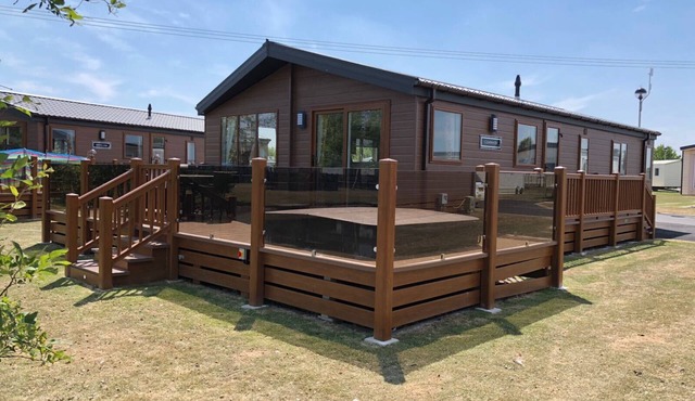 Lakeside Luxury Lodge, 3 Bedrooms, Private Fishing Jetty, Hot Tub