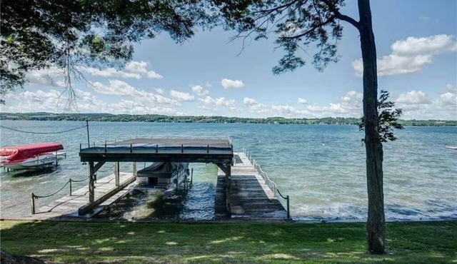 Lakeside Luxury Retreat- 5 Bedroom home with expansive Skaneateles lake frontage