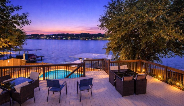 Lakeside Luxury Retreat on Lake Granbury! Pool, Hot Tub, Kayaks, and Game Room for Ultimate Fun!
