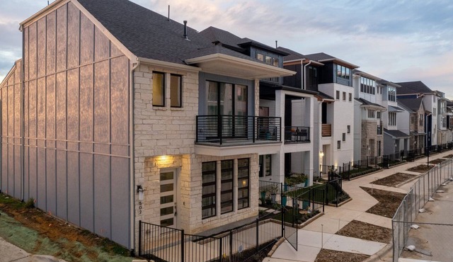 Lakeside Luxury Retreat Along Shoreline of Lake Hubbard