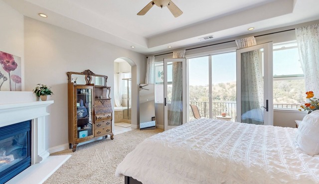 Lakeside luxury, shared pool, gym, & hot tub in private community