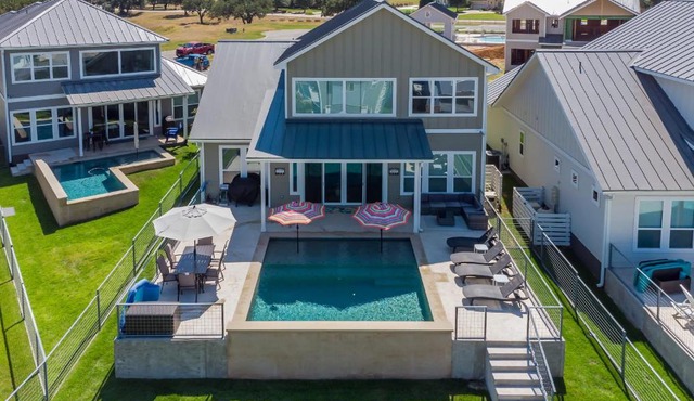 Lakeside Luxury Villa with Swimming Pool, Boat Lift