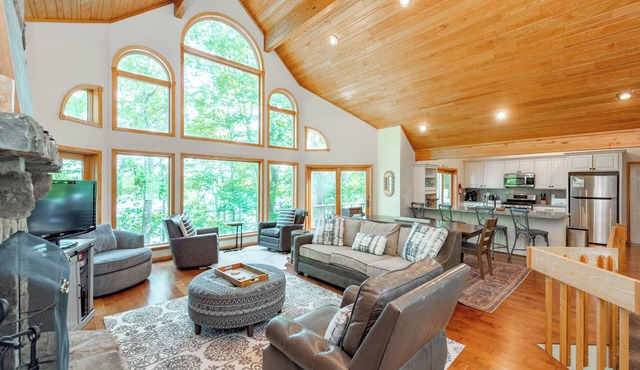 Lakeside Luxury w/Firepit & Jetted Tub