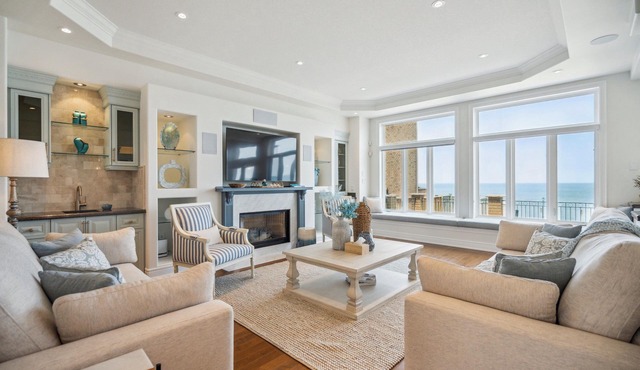 Lakeside – Luxury Waterfront Retreat with Skyline Views